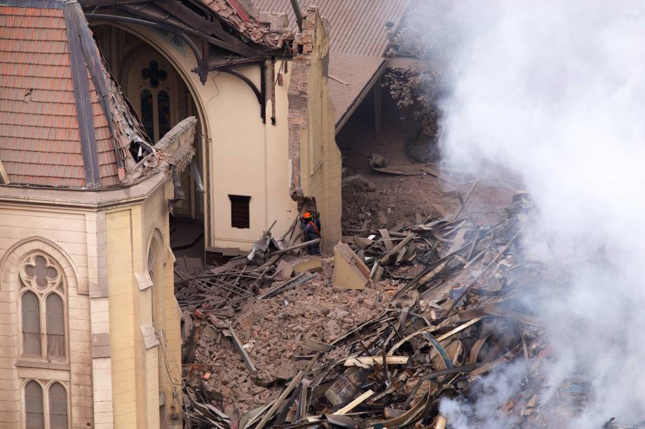 Prédio de 26 andares desabou durante um incêndio de grandes proporções no Largo do Paissandu, no centro de São Paulo. A Igreja Evangélica Luterana, que fica ao lado do prédio em chamas, também pegou fogo e parte da estrutura desabou - 01/05/2018