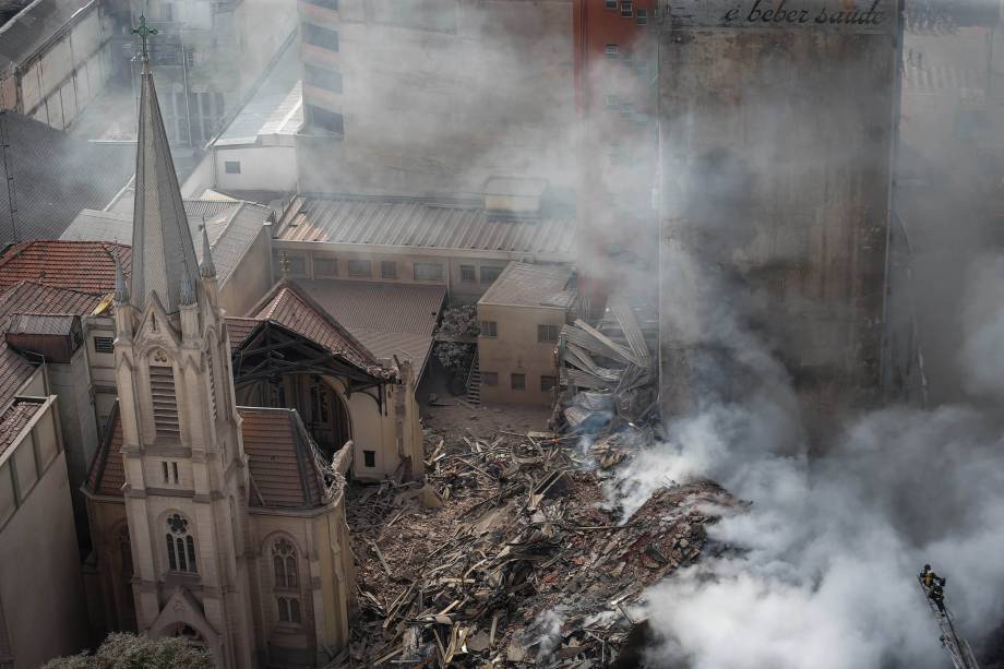 Prédio de 26 andares desabou durante um incêndio de grandes proporções no Largo do Paissandu, no centro de São Paulo. A Igreja Evangélica Luterana, que fica ao lado do prédio em chamas, também pegou fogo e parte da   estrutura desabou - 01/05/2018