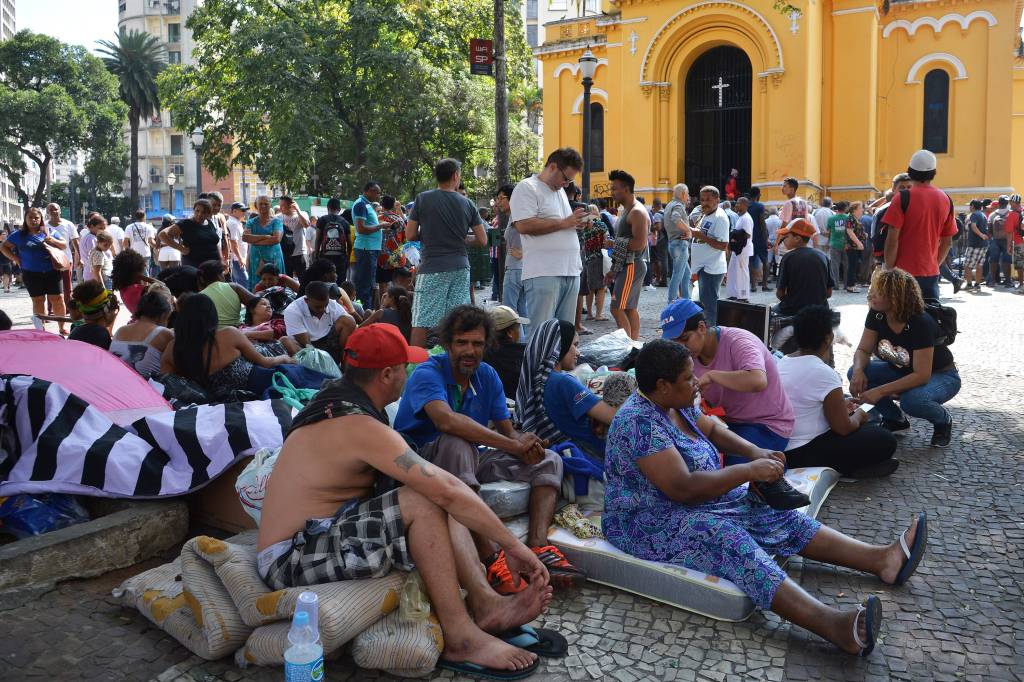 Defensoria entra com ação por atendimento a desabrigados de prédio em SP