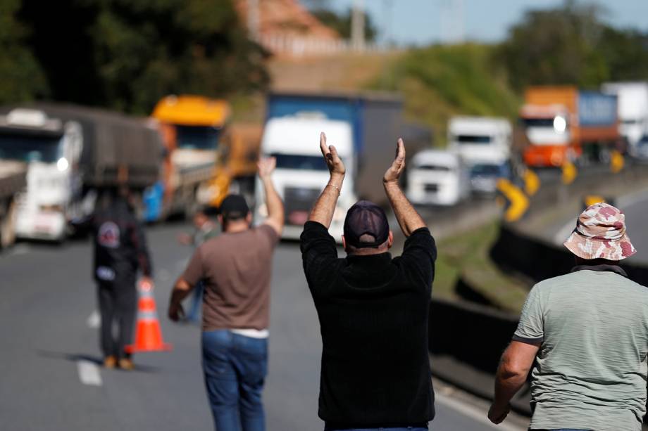Caminhoneiros bloqueiam a rodovia BR-116, em Curitiba, durante um protesto nacional contra o aumento no preço dos combustíveis - 21/05/2018 Caminhoneiros bloqueiam a rodovia BR-116, em Curitiba, durante um protesto nacional contra o aumento no preço dos combustíveis - 21/05/2018