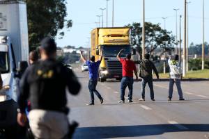 Caminhoneiros protestam contra o preço do diesel