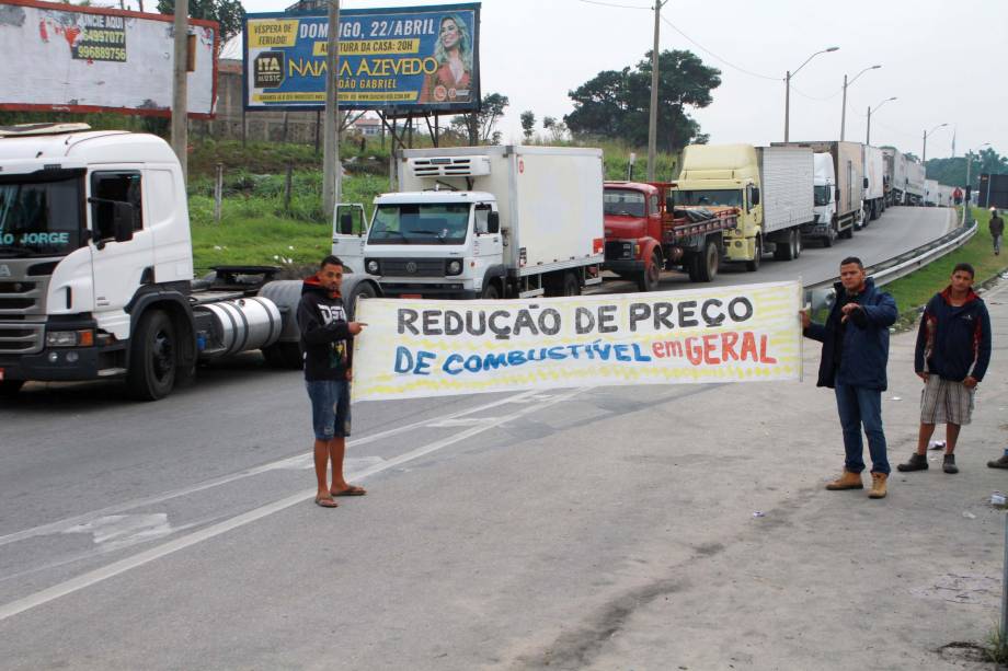 Caminhoneiros autônomos realizam o terceiro dia de protesto na BR 101, na altura do Trevo de Manilha, sentido Rio de Janeiro (RJ). Os motoristas organizam a paralisação contra o aumento do preço do combustível - 23/05/2018 Caminhoneiros autônomos realizam o terceiro dia de protesto na BR 101, na altura do Trevo de Manilha, sentido Rio de Janeiro (RJ). Os motoristas organizam a paralisação contra o aumento do preço do combustível - 23/05/2018