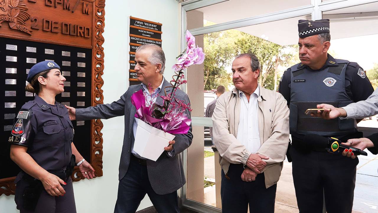 O governador do Estado de São Paulo, Márcio França, homenageia policial pelo exercício de seu trabalho, em ação de defesa de mães e crianças de um assaltante defronte a uma escola no município de Suzano - 13/05/2018