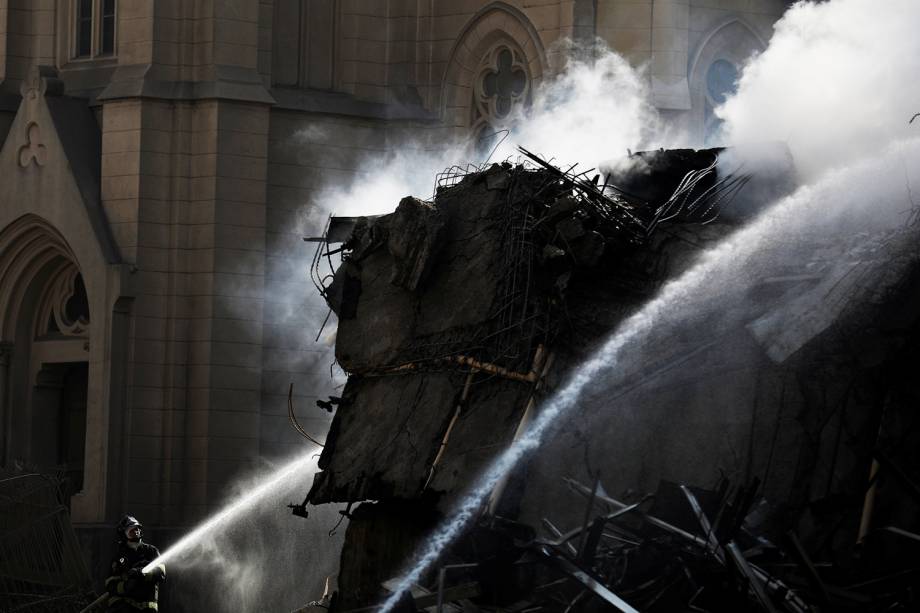 Bombeiros trabalham no combate ao incêndio que atingiu o edifício Wilton Paes de Almeida, no Largo do Paissandu, região central de São Paulo (SP) - 01/05/2018