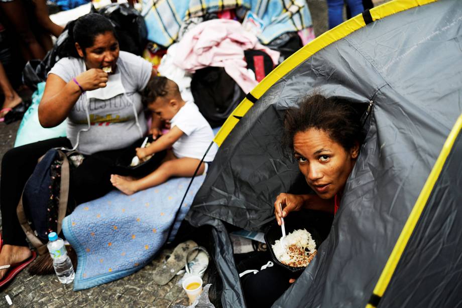 Famílias sem-teto que moravam no edifício Wilton Paes de Almeida recebem alimento de voluntários, no Largo do Paissandu, região central de São Paulo (SP) - 02/05/2018