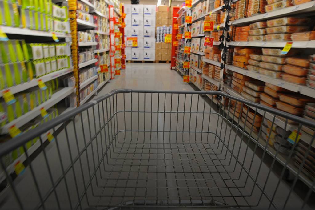 Prévia da inflação desacelera para 0,26%, com deflação nos alimentos