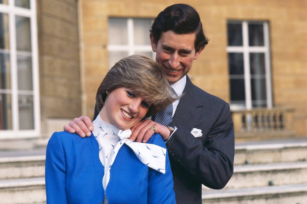 Príncipe Charles e Princesa Diana Príncipe Charles e Princesa Diana, posam para foto nos arredores do Palácio de Buckingham - 24/02/1981