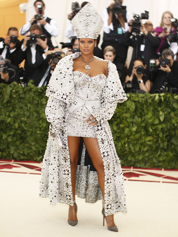 MET Gala – Rihanna A cantora Rihanna posa para foto no Museu Metropolitano de Nova York, para participar do MET Gala - 07/05/2018