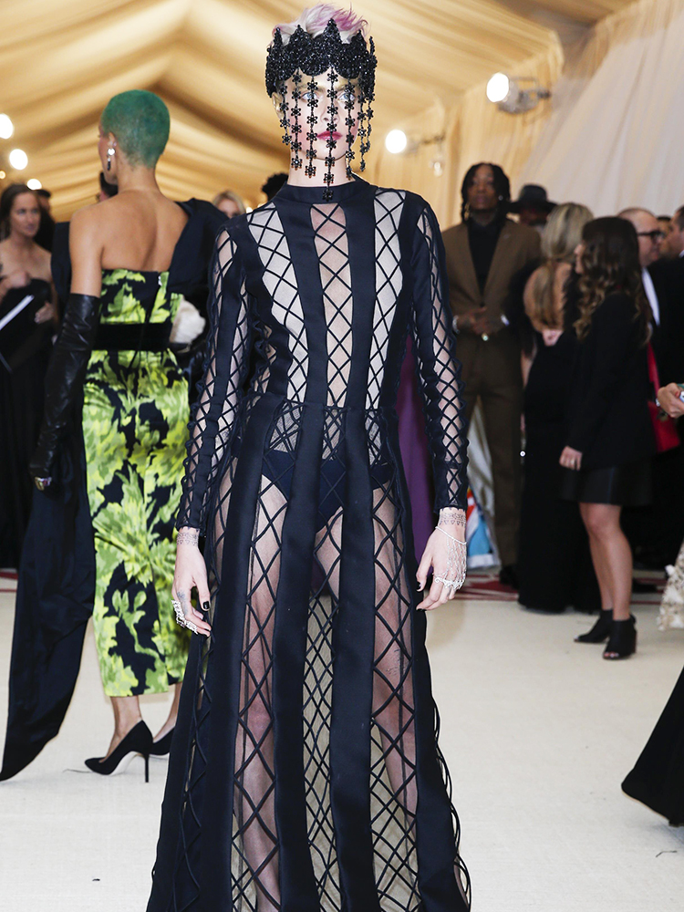 MET Gala – Cara Delevingne A modelo Cara Delevingne posa para foto no Museu Metropolitano de Nova York, durante o MET Gala - 07/05/2018