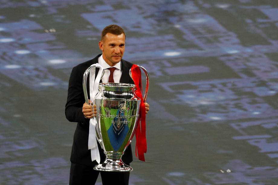 O ex-atacante ucraniano Andriy Shevchenko segura o troféu da Liga dos Campeões antes da decisão entre Liverpool e Real Madrid - 26/05/2018