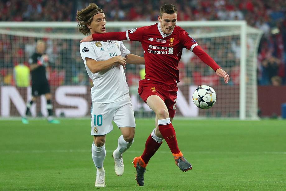 Andrew Robertson do Liverpool disputa jogada com o meia Luka Modric do Real Madrid - 26/05/2018