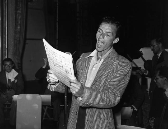 Frank Sinatra, cantor americano e ator de cinema, ensaiando em Londres para o London Palladium Concert - 07/04/1950 Frank Sinatra, cantor americano e ator de cinema, ensaiando em Londres para o London Palladium Concert - 07/04/1950