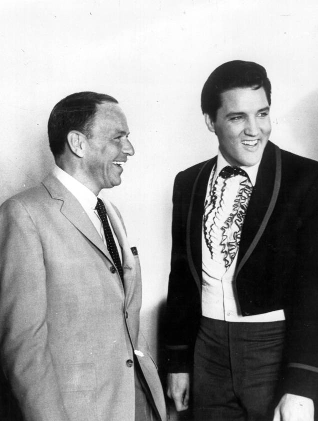 As vozes masculinas mais populares dos anos 50 Frank Sinatra e Elvis Presley, compartilham uma piada em Hollywood, Califórnia. Sinatra estava no set do filme 'Frankie And Johnny' e Presley tinha acabado de doar US $ 50 mil para o Fundo de Alívio de Cinema para ajudar atores e atrizes carentes - 18/06/1955 As vozes masculinas mais populares dos anos 50 Frank Sinatra e Elvis Presley, compartilham uma piada em Hollywood, Califórnia. Sinatra estava no set do filme 'Frankie And Johnny' e Presley tinha acabado de doar US $ 50 mil para o Fundo de Alívio de Cinema para ajudar atores e atrizes carentes - 18/06/1955