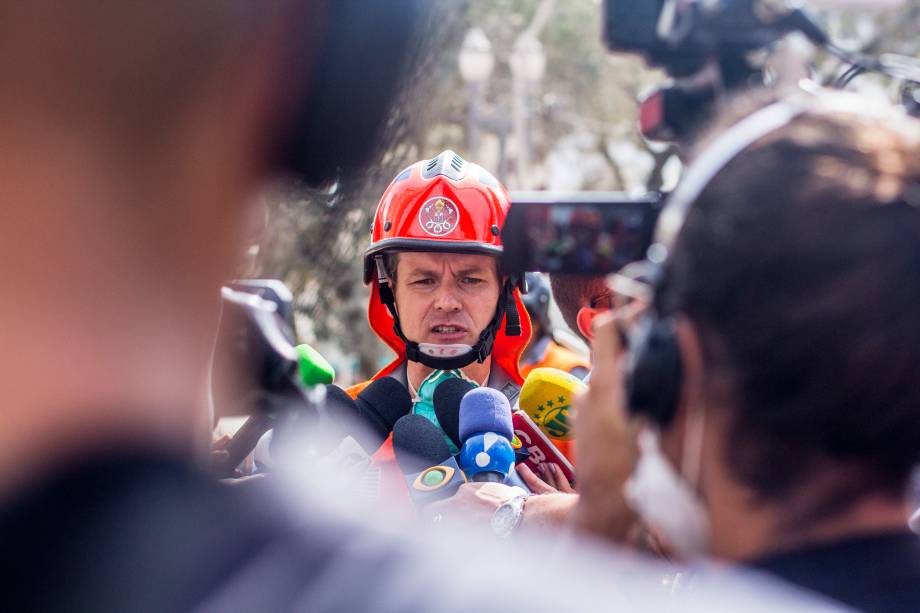 Trabalho das equipes de resgate no local do desabamento do edificio Wilton Paes de Almeida, no Largo do Paissandu, região central de São Paulo - 09/05/2018