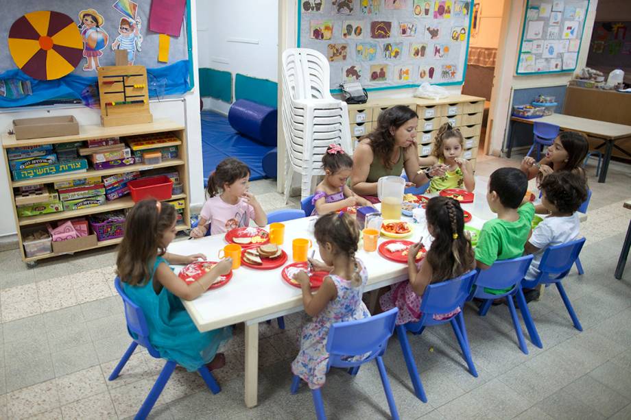 Criança comem lanche em pré-escola Israelense em Zikim, perto da fronteira com a Faixa de Gaza - 17/07/2014