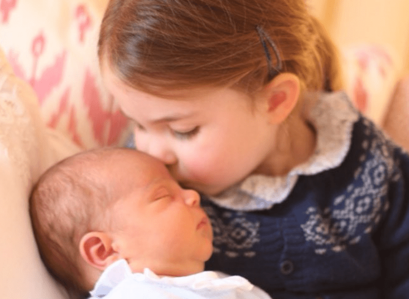 Palácio divulga fotos do príncipe Louis tiradas por Kate Middleton