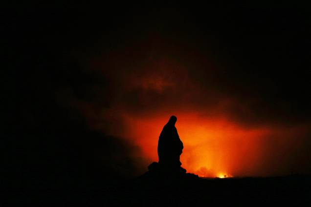 Silhueta da imagem da Virgem Maria é vista durante erupção do vulcão Kilauea, no Havaí - 14/05/2018 Silhueta da imagem da Virgem Maria é vista durante erupção do vulcão Kilauea, no Havaí - 14/05/2018