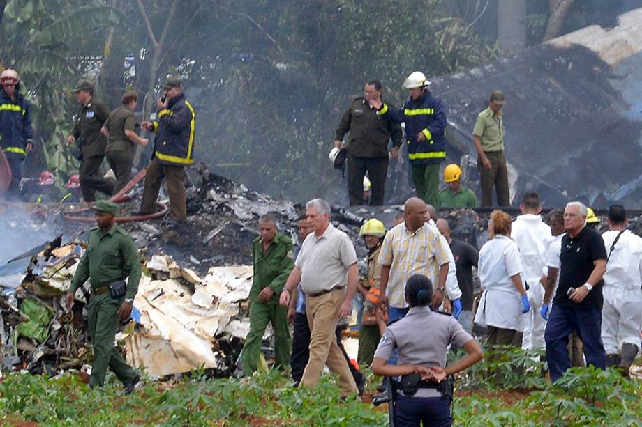 O presidente cubano Miguel Diaz-Canel é fotografado no local da queda de um avião de passageiros após decolar do Aeroporto Internacional José Marti, em Havana - 18/05/2018