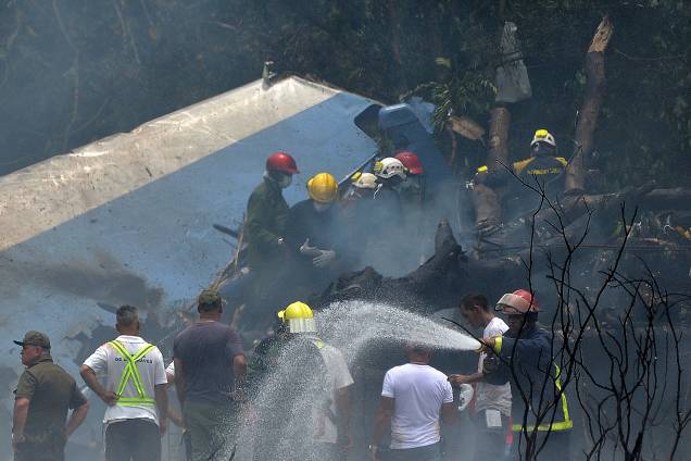 Equipes de emergência trabalham no local da queda de um avião da empresa Cubana de Aviacion que caiu após decolar do Aeroporto Internacional Jose Marti, em Havana - 18/05/2018 Equipes de emergência trabalham no local da queda de um avião da empresa Cubana de Aviacion que caiu após decolar do Aeroporto Internacional Jose Marti, em Havana - 18/05/2018