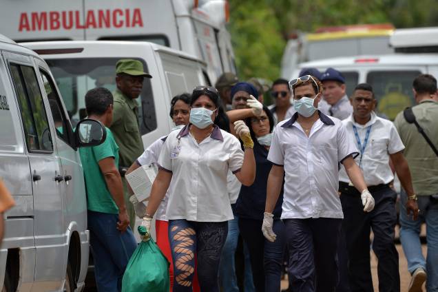Equipes de emergência trabalham no local da queda de um avião da empresa Cubana de Aviacion que caiu após decolar do Aeroporto Internacional Jose Marti, em Havana - 18/05/2018 Equipes de emergência trabalham no local da queda de um avião da empresa Cubana de Aviacion que caiu após decolar do Aeroporto Internacional Jose Marti, em Havana - 18/05/2018