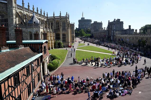 Multidão se aglomera nos arredores do Castelo de Windsor para acompanhar a cerimônia de casamento entre o príncipe Harry e a atriz Meghan Markle - 19/05/2018 Multidão se aglomera nos arredores do Castelo de Windsor para acompanhar a cerimônia de casamento entre o príncipe Harry e a atriz Meghan Markle - 19/05/2018