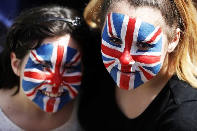 Público se reúne nos arredores do Castelo de Windsor para acompanhar a cerimônia de casamento entre o príncipe Harry e a atriz Meghan Markle - 19/05/2018 Público se reúne nos arredores do Castelo de Windsor para acompanhar a cerimônia de casamento entre o príncipe Harry e a atriz Meghan Markle - 19/05/2018