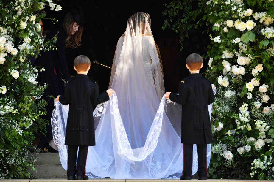 Meghan Markle entra na Capela de São Jorge, em Windsor; o véu tem 5 metros - 19/05/2018