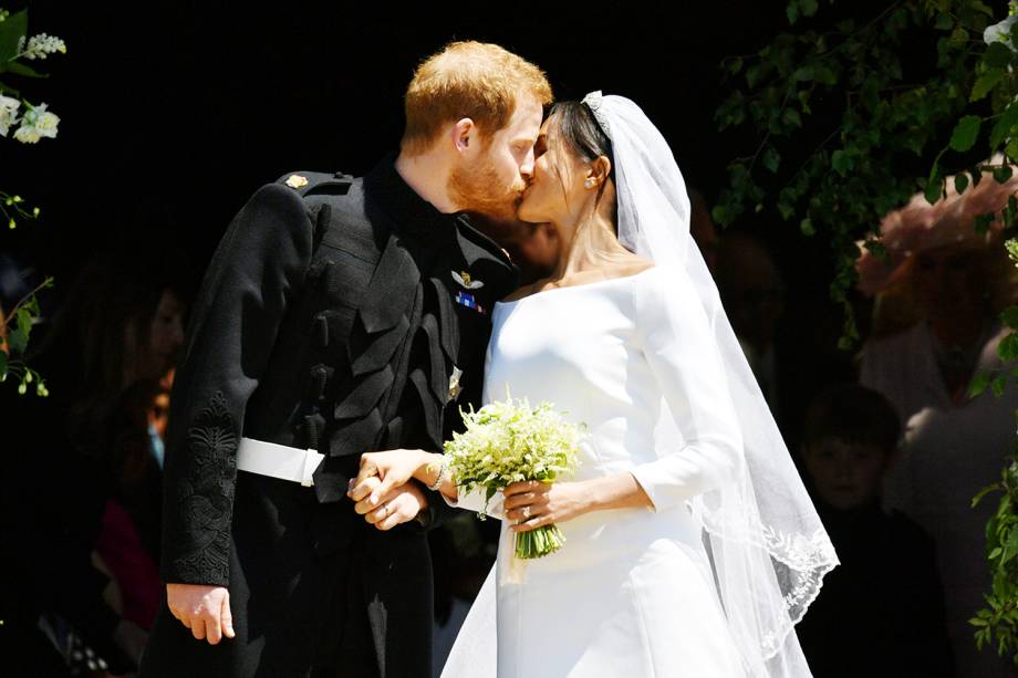 O duque e a duquesa de Sussex se beijam nas escadarias da Capela de São Jorge - 19/05/2018