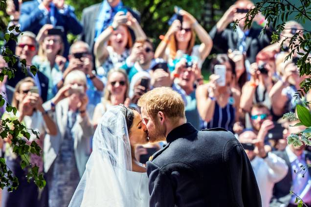 O duque e a duquesa de Sussex se beijam nas escadarias da Capela de São Jorge - 19/05/2018 O duque e a duquesa de Sussex se beijam nas escadarias da Capela de São Jorge - 19/05/2018
