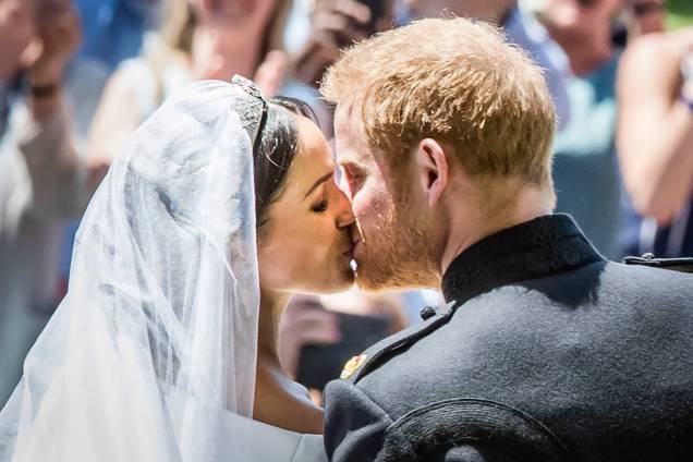 O duque e a duquesa de Sussex se beijam nas escadarias da Capela de São Jorge - 19/05/2018 O duque e a duquesa de Sussex se beijam nas escadarias da Capela de São Jorge - 19/05/2018