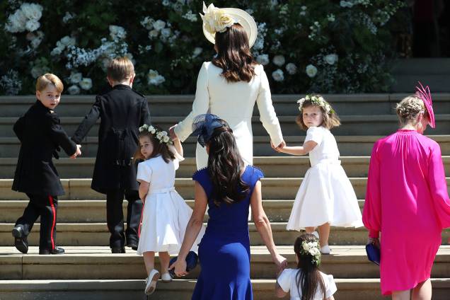 Kate Middleton é vista nas escadarias da Capela de São Jorge com o Príncipe George (esq) - 19/05/2018 Kate Middleton é vista nas escadarias da Capela de São Jorge com o Príncipe George (esq) - 19/05/2018