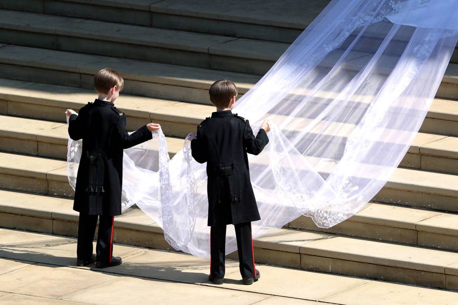 Pajens carregam véu de Meghan Markle, nas escadarias da Capela de São Jorge - 19/05/2018