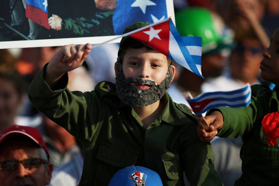 Menino de fantasia de Fidel Castro no Dia do Trabalho em Havana, Cuba - 01/05/2018