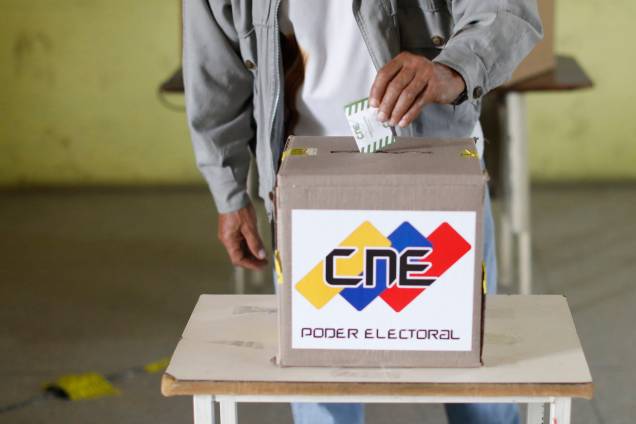 Cidadão venezuelano deposita seu voto em um centro de votação durante a eleição presidencial em Barquisimeto - 20/05/2018 Cidadão venezuelano deposita seu voto em um centro de votação durante a eleição presidencial em Barquisimeto - 20/05/2018