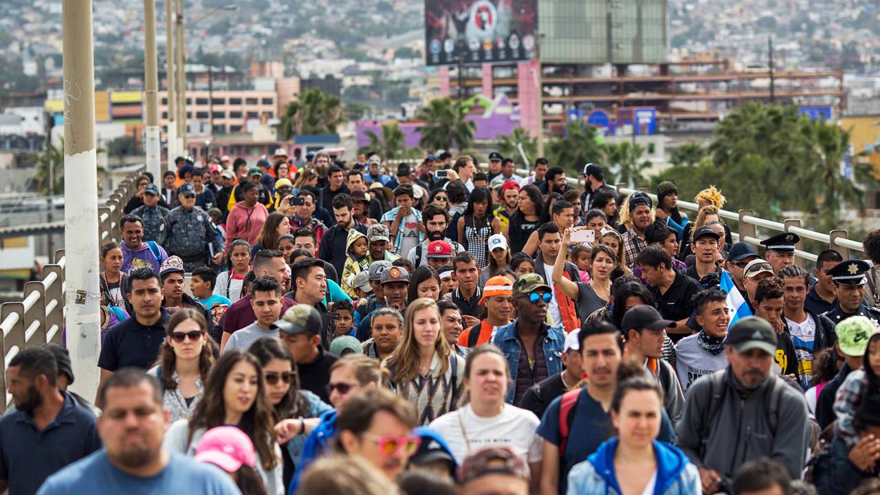Imigrantes da América Central atravessam fronteira entre o México e Estados Unidos - 29/04/2018
