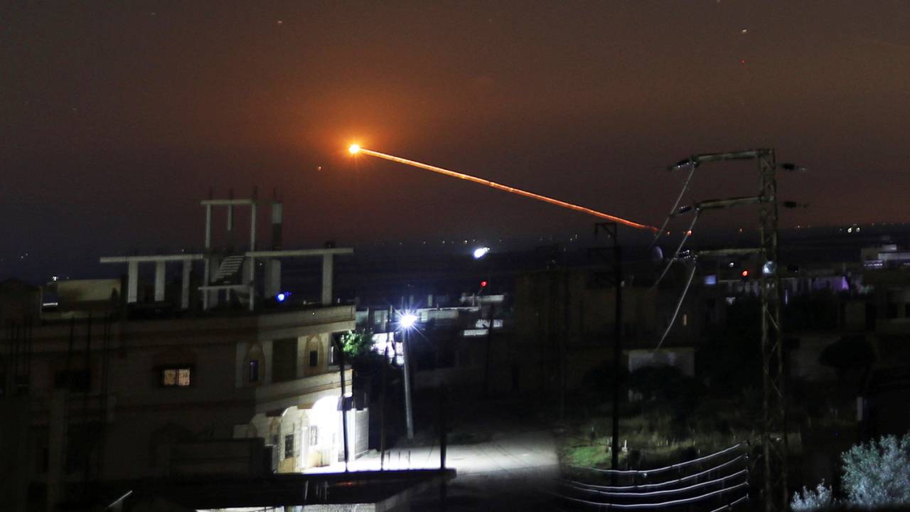 Mísseis atravessam o céu de Daraa, na Síria - 10/05/2018