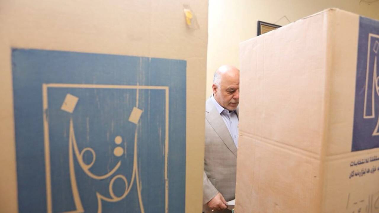 O primeiro-ministro iraquiano Haider al-Abadi vota em Bagdá durante as eleições - 12/05/2018