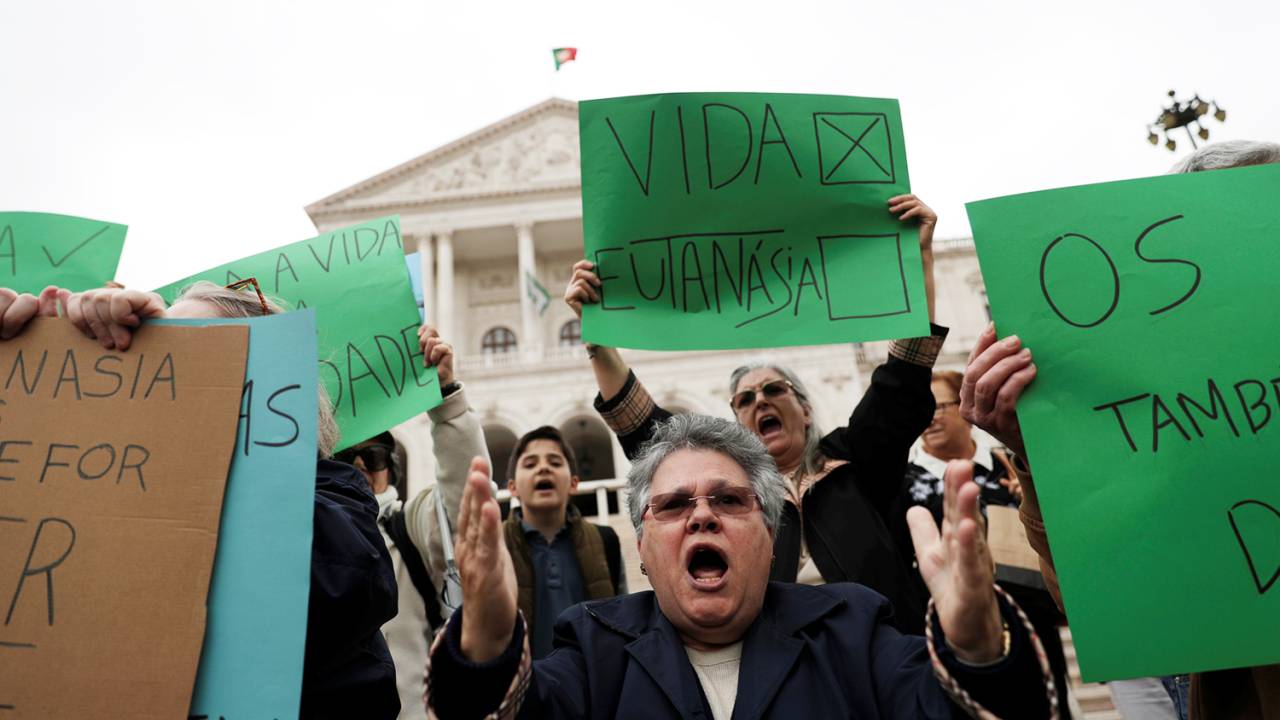 Manifestantes protestam na frente da Assembleia da República, em Lisboa, capital de Portugal, contra a liberação da eutanásia - 29/05/2018