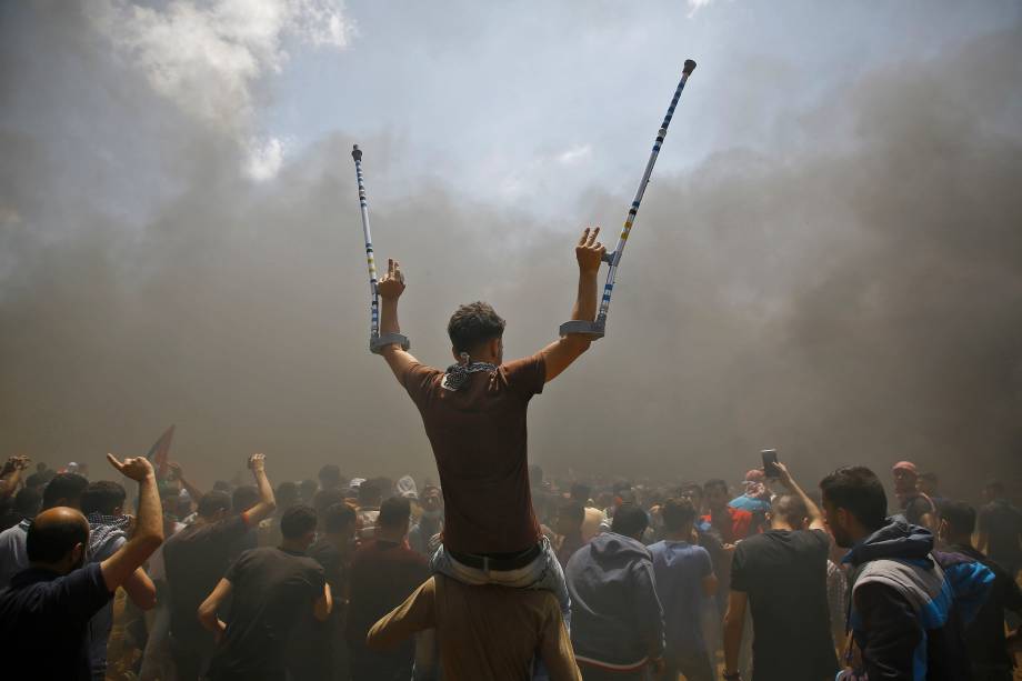 Palestinos gritam palavras de ordem contra a inauguração da embaixada dos Estados Unidos em Jerusalém, durante protesto na Faixa de Gaza - 14/05/2018