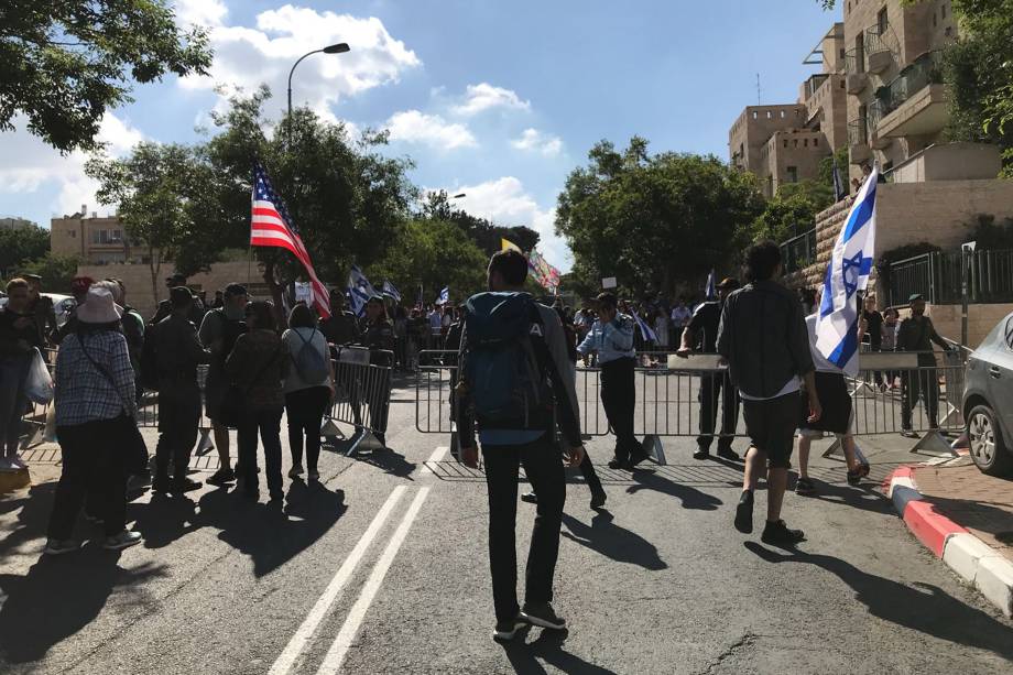 Israelenses e palestinos contra e a favor da abertura da embaixada americana em Jerusalém se manifestam, na Cidade Santa - 14/05/2018