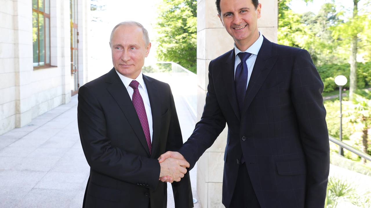 O presidente russo Vladimir Putin e o presidente sírio Bashar al-Assad se cumprimentam durante encontro em Sochi - 17/05/2018