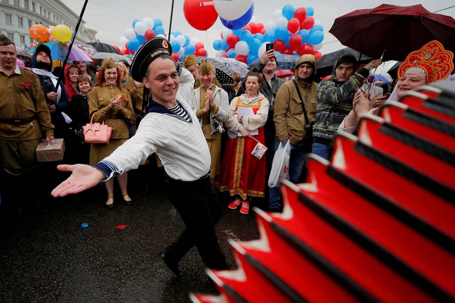 Homem vestido de marinheiro faz performance durante evento do Dia do Trabalho em Moscou, Rússia - 01/05/2018