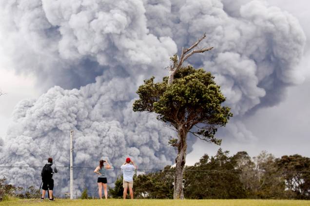 Pessoas observam cinzas expelidas durante a erupção do vulcão Kilauea, no Havaí - 15/05/2018 Pessoas observam cinzas expelidas durante a erupção do vulcão Kilauea, no Havaí - 15/05/2018
