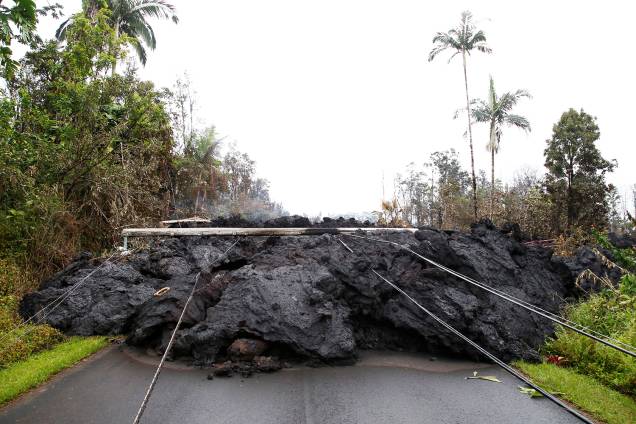 Lava do vulcão Kilauea e linhas de energia bloqueiam estrada no Havaí - 08/05/2018 Lava do vulcão Kilauea e linhas de energia bloqueiam estrada no Havaí - 08/05/2018