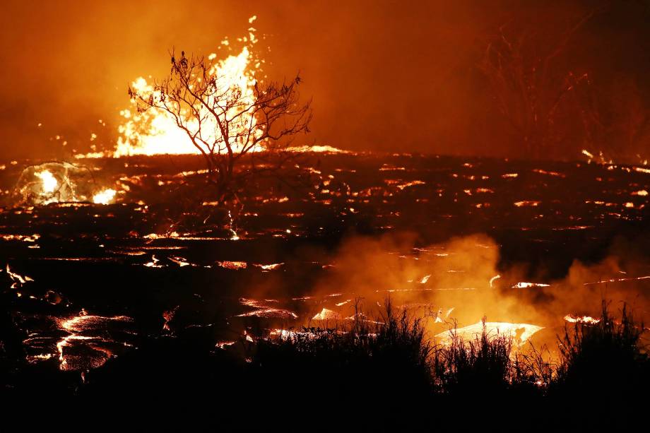Lava entra em erupção e flui de uma fissura do vulcão Kilauea em Kapoho, no Havaí - 18/05/2018