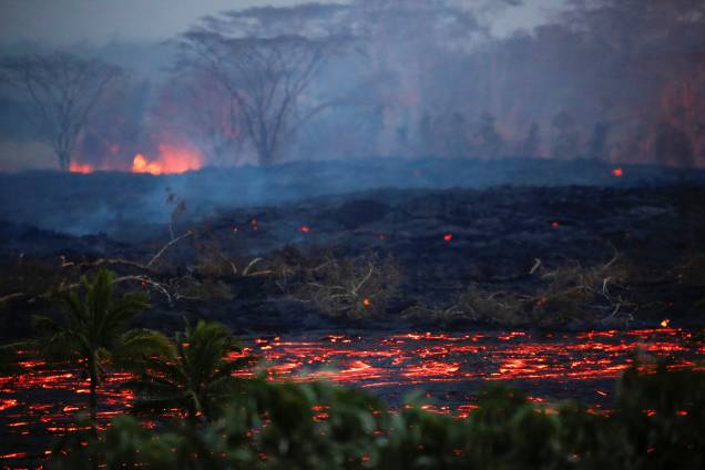 Lava flui perto de árvores nos arredores de Pahoa durante as contínuas erupções do vulcão Kilauea, no Havaí - 19/05/2018 Lava flui perto de árvores nos arredores de Pahoa durante as contínuas erupções do vulcão Kilauea, no Havaí - 19/05/2018