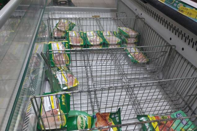 Supermercado em São Paulo apresenta prateleiras vazias com falta de produtos para reposição Supermercado em São Paulo apresenta prateleiras vazias com falta de produtos para reposição