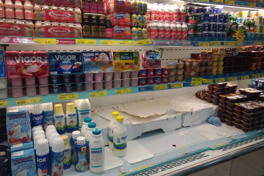 Supermercado em São Paulo apresenta prateleiras vazias com falta de produtos para reposição