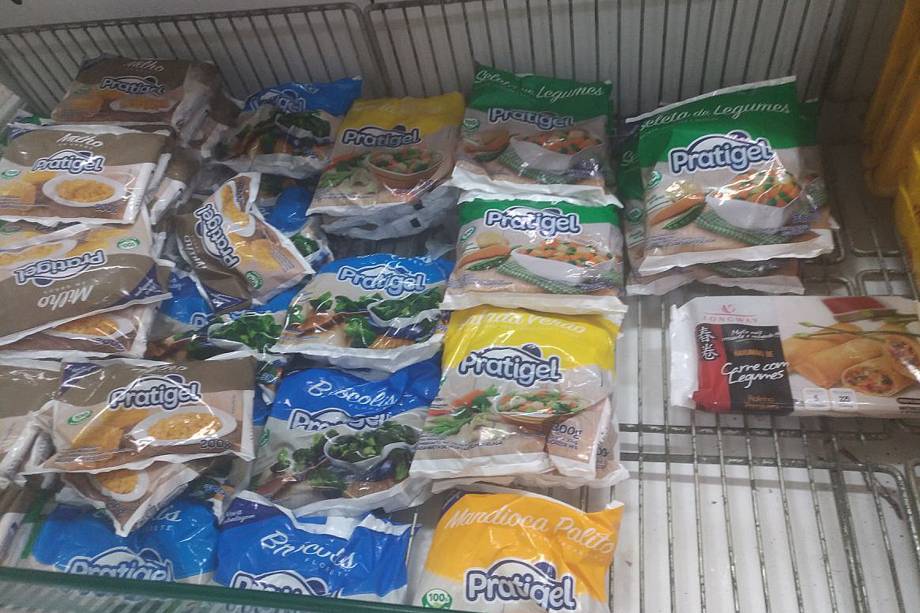 Supermercado em São Paulo apresenta prateleiras vazias com falta de produtos para reposição Supermercado em São Paulo apresenta prateleiras vazias com falta de produtos para reposição