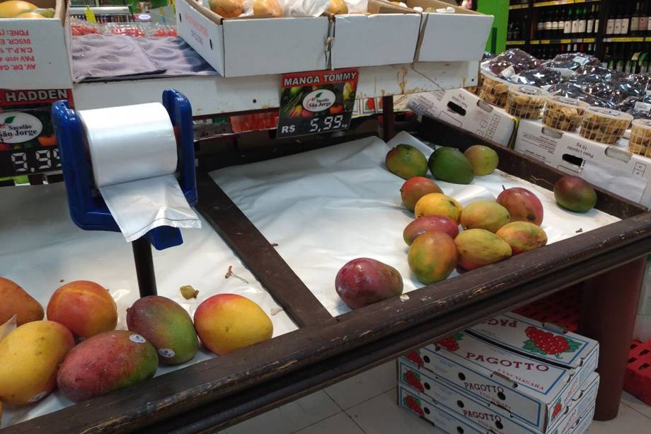 Supermercado em São Paulo apresenta prateleiras vazias com falta de produtos para reposição Supermercado em São Paulo apresenta prateleiras vazias com falta de produtos para reposição